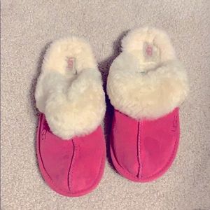 Girl’s Ugg pink slippers